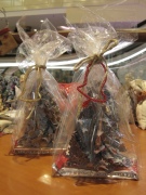 Джинсовая елочка с шоколадкой - отличный новогодний сувенир